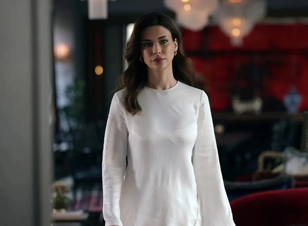 Devrim Özkan, who has been listed among the rising stars of recent years, has become one of the most notable figures in the world of television and cinema with her natural acting skills and successful performances.