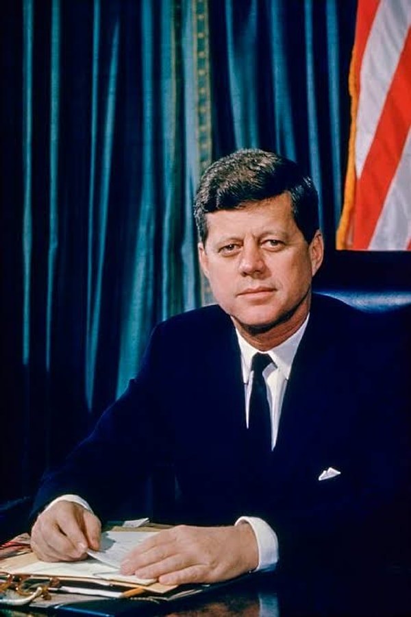 10. John F. Kennedy hangi üniversiteden mezun olmuştur?