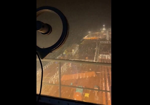 330 bin tonluk çelik bir devin üzerine düşen yıldırımlar gemiye doğrudan zarar verir mi?