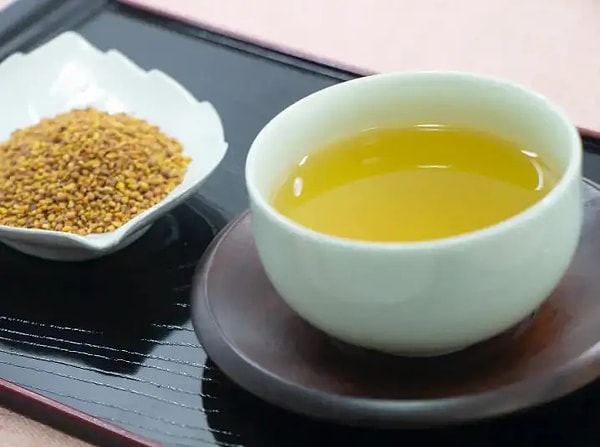 Japonya'da sobacha adıyla bilinen karabuğday çayı, kavrulmuş karabuğday tanelerinden hazırlanıyor.