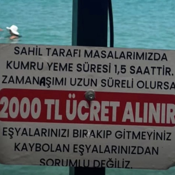 Çeşme'de bir kumrucunun yazdığı yazı gündem oldu.
