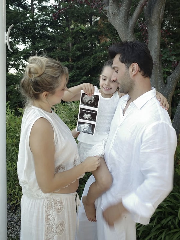 Gamze Erçel, uzun yıllardır mutlu bir evlilik sürdürdüğü Caner Yıldırım ile kurduğu sıcak aile yaşantısıyla sık sık gündeme geliyor.