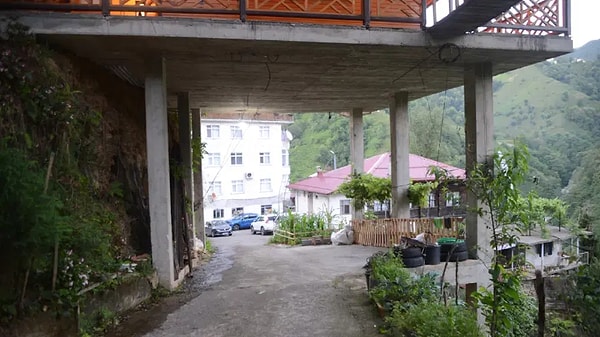 Bölgedeki Sıra Dışı Yapı Ziyaretçilerin İlgisini Çekmeye Devam Etmektedir