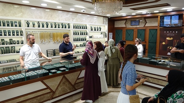 Kuyumcuya altın almaya gelenler fiyat sorup gidiyor.