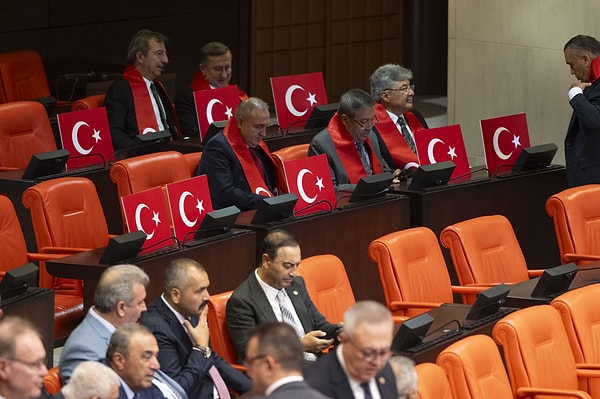 İYİ Parti milletvekilleri sıralarına Türk bayrağı koydu.