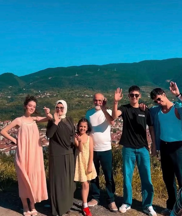 Ünal Çiftçi, menajerin kızını bir oyuncu değil ticari bir ürün gibi gördüğünü de öne sürerek şu sözleri kullandı: