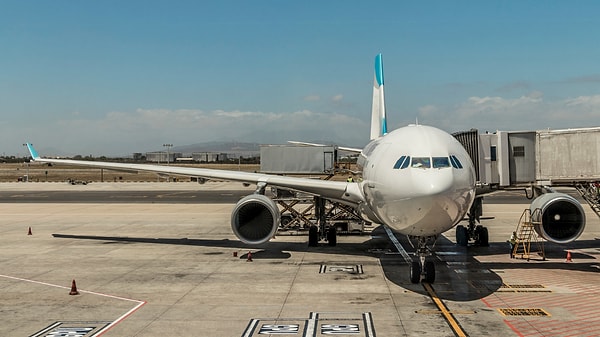 Kendisini pilot olarak tanıtan kişi, üç farklı havayolu şirketinin uçaklarında yüzlerce kez ücretsiz şekilde uçtu.