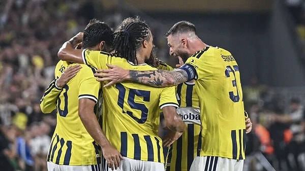 Fenerbahçe, UEFA Şampiyonlar Ligi yolculuğunda kritik bir virajı daha kayıpsız dönerek play-off turuna yükselmeyi başardı ve bu turda Fransa temsilcisi Lyon ile eşleşti.