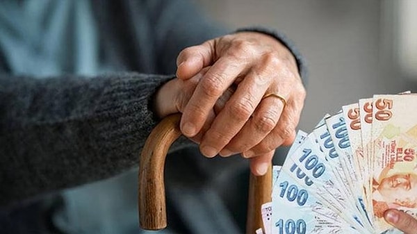 Milyonlarca memur emeklisinin kaderini belirleyecek tarihi karar için gözler Ankara'ya çevrildi.