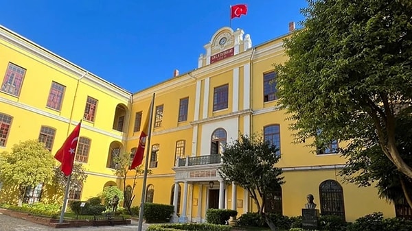 Galatasaray Lisesi'ne geçiş için sınava giriş zorunluluğu getirildi.