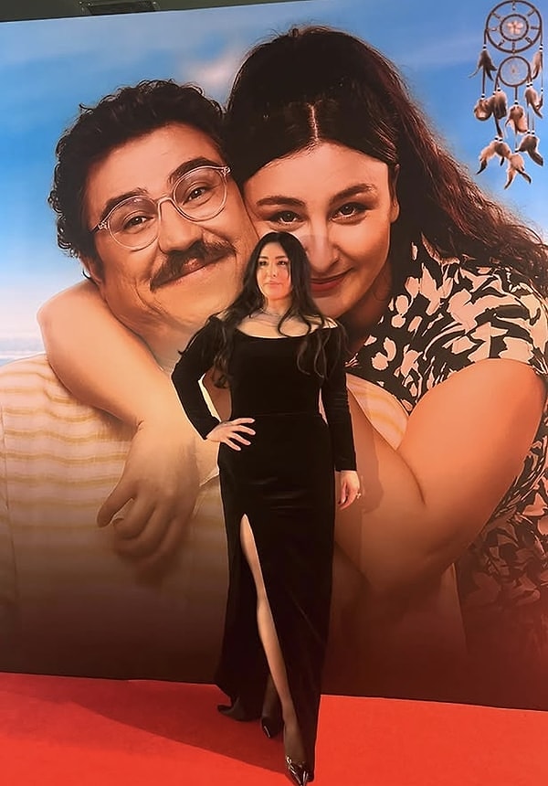 Yasemin Sakallıoğlu, son yılların en sevilen komedyenlerinden biri olmayı başaran isimlerden.