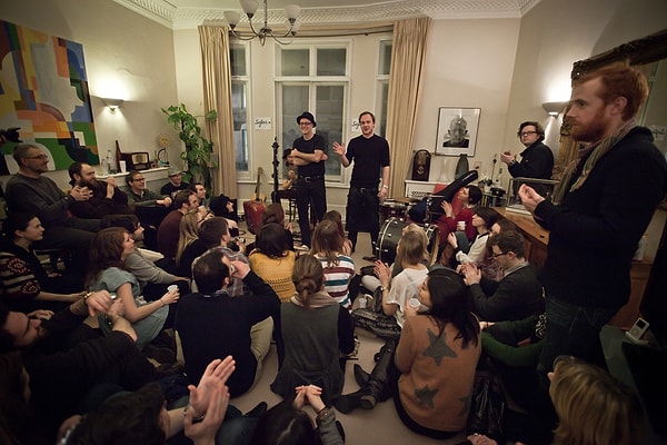 Her şey Londra'da bir evin salonunda başladı.