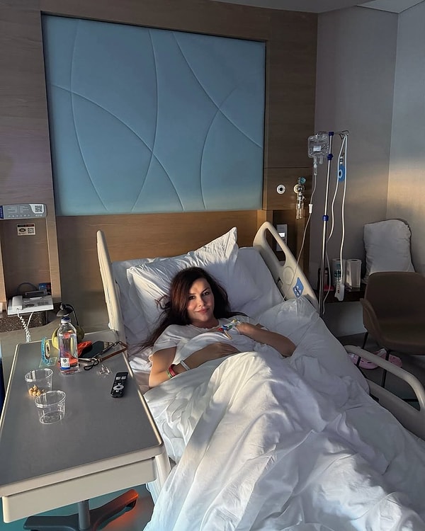 Ameliyatın ardından hastanedeki tedavisi devam eden Deniz Seki, bugün hastane odasından paylaşım yaparak sevenlerine seslendi.