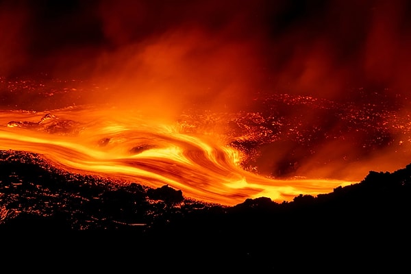 Etna Yanardağı yeniden faaliyete geçti.