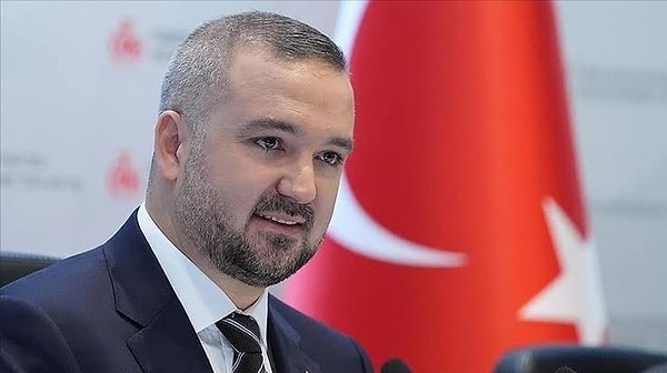 2026 yıl sonu enflasyon tahmini yüzde 28 olarak yukarı yönlü (önceki yüzde 26), 2027 yıl sonunda yüzde 15’e, 2028 yıl sonunda ise yüzde 9’a geriledikten sonra orta vadede enflasyon hedefi olan yüzde 5 seviyesinde istikrar kazanacağı öngörülüyor.
