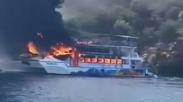 Muğla’nın Fethiye ilçesinde koydaki gezi teknesinde yangın çıktı. Can yeleği giyip denize atlayan, aralarında çocukların da olduğu 115 yolcunun tahliyesi için çalışma başlatıldı.