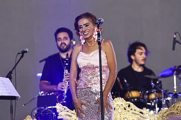 Yıldız Tilbe, a unique figure in Turkish music, consistently stays in the spotlight not only with her songs, but also with her candid remarks and distinctive demeanor, year after year.