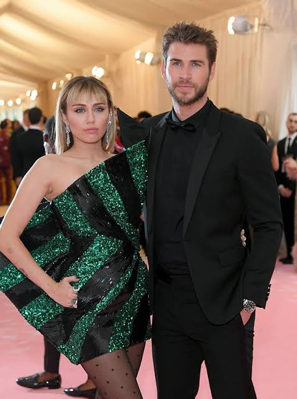 Miley Cyrus'ın ilk cinsel deneyimiyle ilgili itirafıyla gündeme geldi ve hikayenin başrolündeki isim tahmin edebileceğiniz üzere yine Liam Hemsworth'tu!