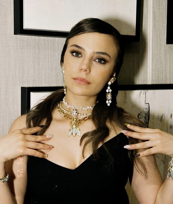 Bahar Şahin, hayatımıza girdiği günden beri yalnızca oyunculuğuyla değil, enerjisi ve zaman zaman gündem yaratan çıkışlarıyla da magazin radarına giren isimlerden.