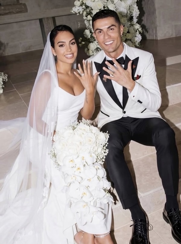 Cristiano Ronaldo ve Georgina Rodriguez, yaklaşık 10 yıllık ilişkilerinin ardından geçtiğimiz günlerde nihayet nikah masasına oturdu.
