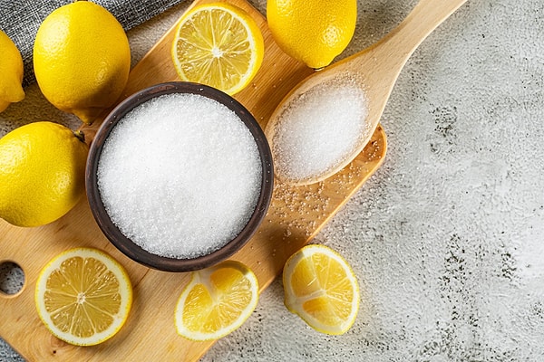 Limon tuzu da kullanabilirsiniz. Diğer adı sitrik asit.