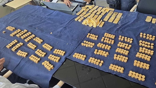 Binada tadilat yapan işçiler duvara gizlenmiş binlerce altın buldu.