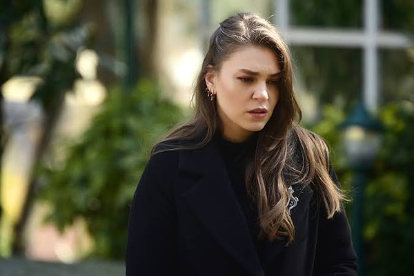 Televizyon dünyasının en sevilen kadın oyuncularından biri olan Aslı Enver, kariyeri boyunca canlandırdığı birbirinden farklı karakterlerle geniş bir hayran kitlesine ulaşmayı başardı.