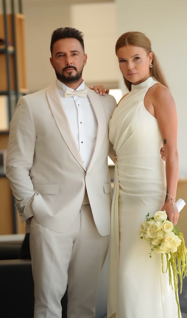 Preferring to live his private life far more secluded than before, Gökhan Özen managed to keep his relationship with Naz Canbaz out of the public eye for a long time.