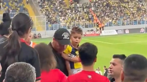 Ankara Eryaman Stadyumu’nda oynanan Gençlerbirliği - Fenerbahçe karşılaşmasında tribünlerde spora ve insanlığa yakışmayan anlar yaşandı.