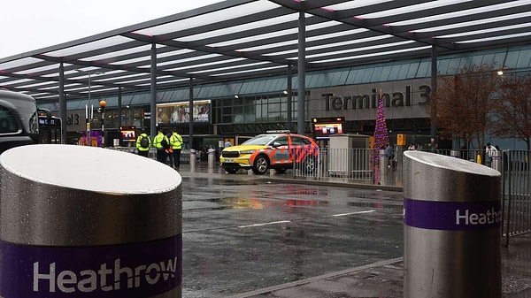 Okulların tatile girmesiyle birlikte 19 Temmuz'da 267 bin yolcuyla yılın rekorunu kıran Heathrow'daki bu aksaklık, tatilcileri vurdu.