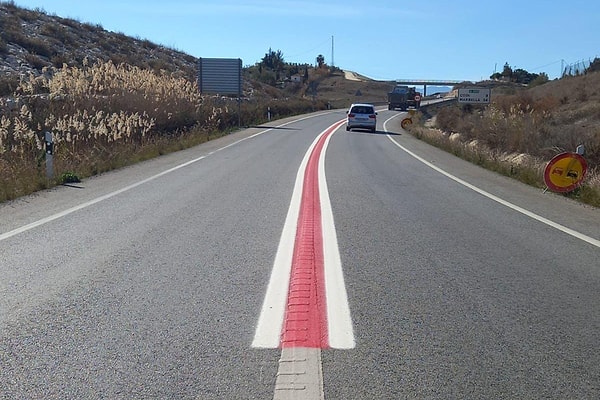 The Royal Automobile Club of Spain (RACE) issued a reminder that regardless of whether the line is white or red, severe penalties are imposed for violations of continuous lines.