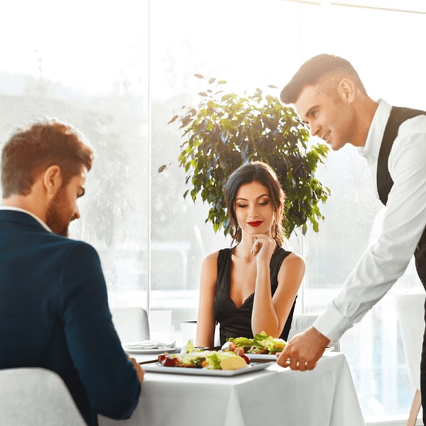 Kadın ile restoranın birlikte hareket ettiğinden şüphelendi, şikayetçi oldu.