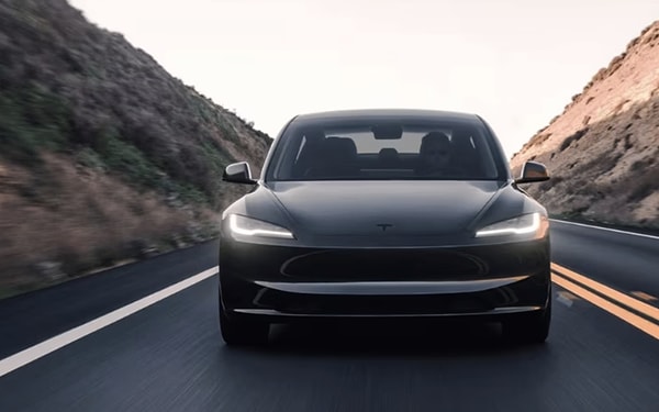 Tesla, kısa farlarının federal limitlerin üzerinde parlaklığa sahip olması nedeniyle toplam 20.349 adet aracını geri çağırdı.