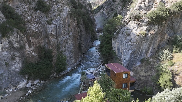 Ata topraklarını terk etmek istemedikleri için imkanları doğrultusunda turizme yatırım yapan yerel işletmeciler de durumdan memnun.