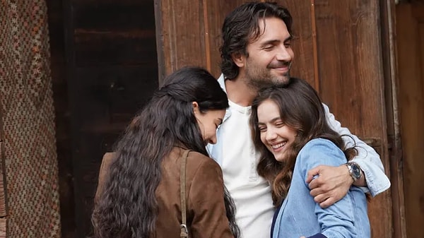 Geçtiğimiz sezona damga vuran ve aldığı yüksek reytinglerle sezonun en çok izlenen dizisi olan Taşacak Bu Deniz, sezon sonu gelişmeleriyle gündeme gelmişti.