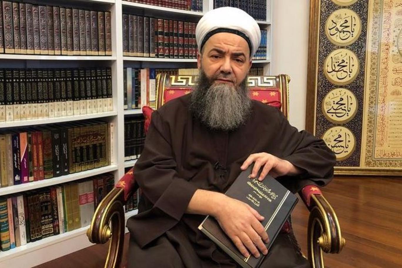 Kamuoyunda Cübbeli Ahmet Hoca ismiyle bilinen Ahmet Mahmut Ünlü, yaşadığı ani sağlık sorunu nedeniyle gece saatlerinde acil olarak ameliyat masasına yattı.