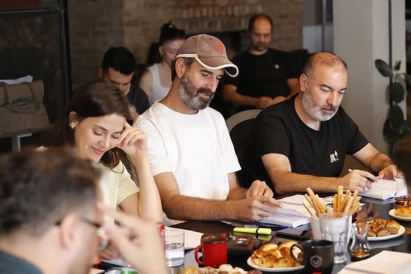 YouTube'da geçtiğimiz sezon adından sıkça bahsettiren mahalle komedisi "Nemlizade", ikinci sezon telaşına şimdiden girdi.