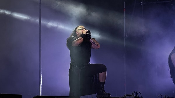 10. Çünkü o, Türkiye'de konserden fazlasını deneyimleme fırsatı sunan sanatçılardan biri.