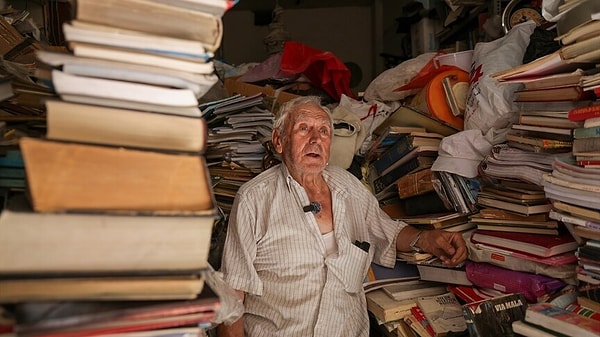 Halep’te yaklaşık 40 yıldır sahaflık yapan 91 yaşındaki Rızkullah Abd, yalnızca kitap satmıyor; şehrin geçmişine ait eserleri koruyarak kültürel hafızanın gelecek nesillere aktarılmasına katkı sağlıyor.