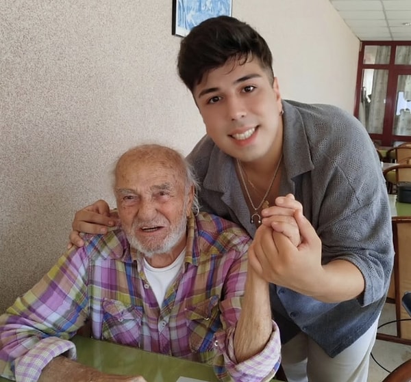 The character of Mine's grumpy yet endearing grandfather, Osman Amca, was portrayed by the seasoned actor Erol Aksoy.