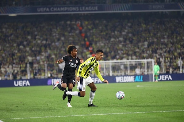 Fenerbahçe ile Lyon arasında oynanan UEFA Şampiyonlar Ligi play-off turu ilk maçı 1-1’lik skorla sona erdi.