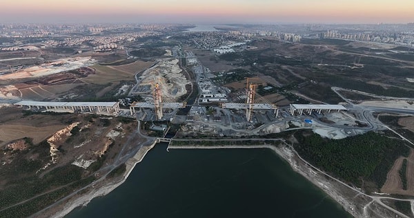 Yaklaşık 12 ila 13 saat süren cıvatalama süreci, köprü mühendisliği açısından da bir ilke imza atıyor.