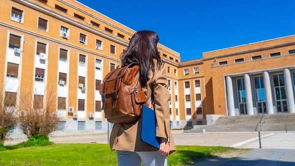 Uzmanlara göre listeye giren bölümlerin en büyük ortak noktası; belirsiz kariyer yolları sunmaları ve düşük başlangıç maaşlarına sahip olmaları.