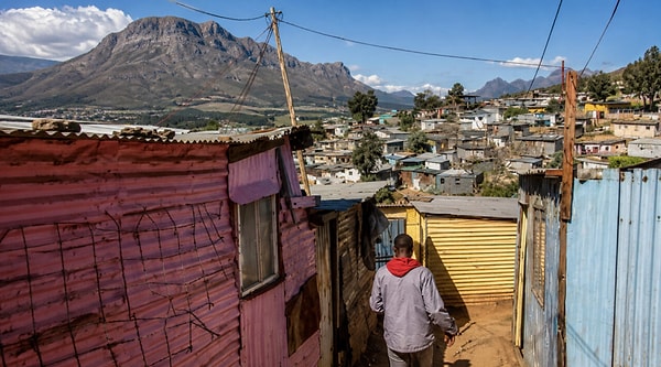 Uzmanlar ve proje yöneticileri, bu tür şebekeden bağımsız (off-grid) çözümlerin acil ihtiyaçları karşılamada harika bir köprü olduğunu ancak tam bir altyapının yerini tutamayacağını vurguluyor.