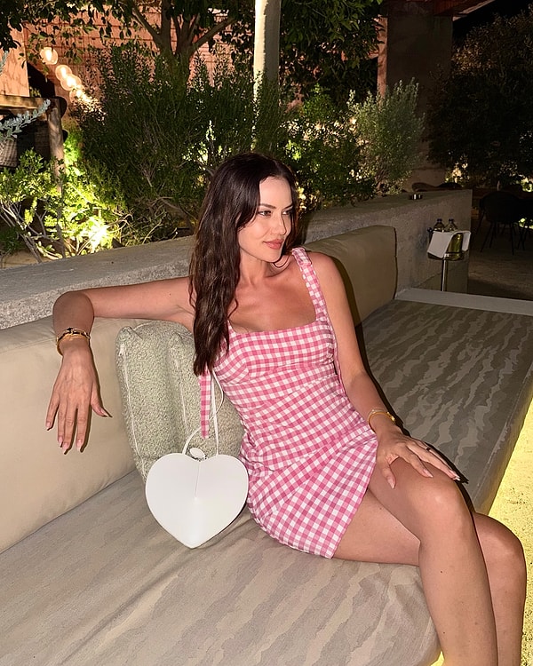 Fahriye Evcen bugün de son pozlarıyla gündemin göbeğine oturmayı başardı. Fakat bu kez bütün gözler elbisesinden çok çantasındaydı!