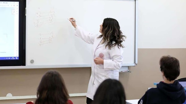 Öğretmenler Nasıl Önlük Giyecek?
