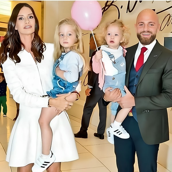 İzzet Özilhan'ı iş dünyasından tanıyanlar kadar, Yasemin Ergene'yle yaşadığı ve bir döneme damga vuran aşk hikayesiyle hatırlayanlar da oldukça fazla.