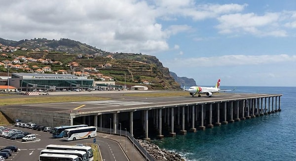 The runway, which was put into service in September 2000 and extended to a total length of 2,781 meters, was constructed to absorb the intense dynamic loads generated by aircraft during takeoff and landing.