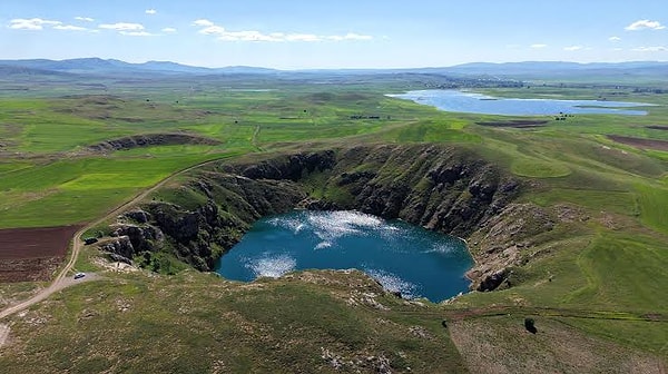 Zengin Mineral Yapısı ve Derinlik Farkları Göllerin Renk Tonlarını Mevsimsel Olarak Değiştiriyor