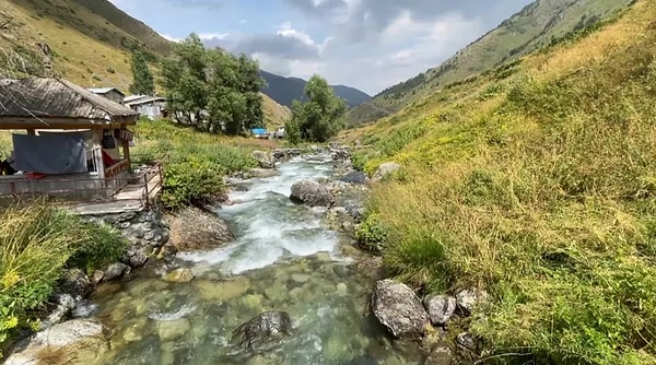 İstanbul’dan Artvin’e gelen Mehmet Kuzgun, köyünde tatil yaparak şehir stresinden uzaklaştığını belirterek, burada geçirdiği zamanın kendisine iyi geldiğini söyledi.